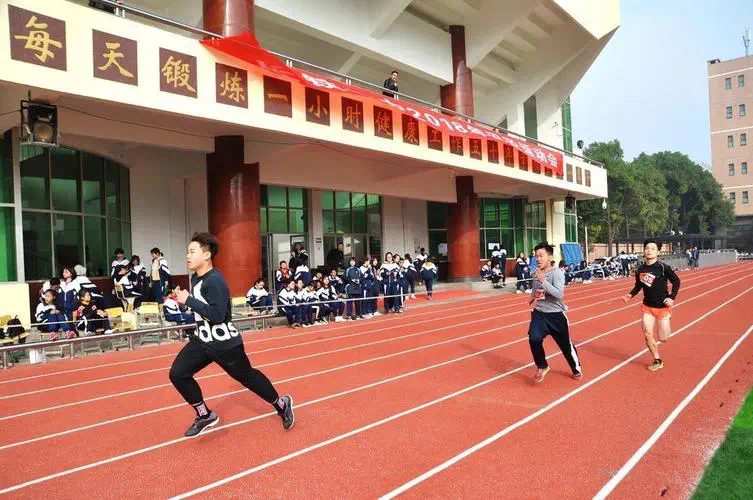 室内恒温游泳馆健身房