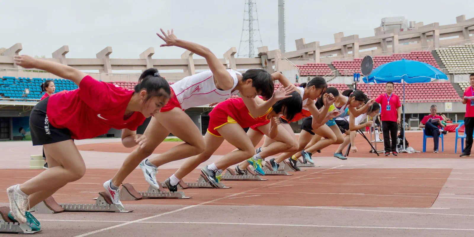 网球拍内手胶怎么粘